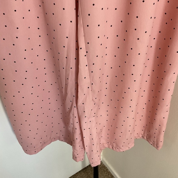 27. Wide-leg style with a black polka dot pattern and a self-tie waist detail 3X - Picture 4 of 9